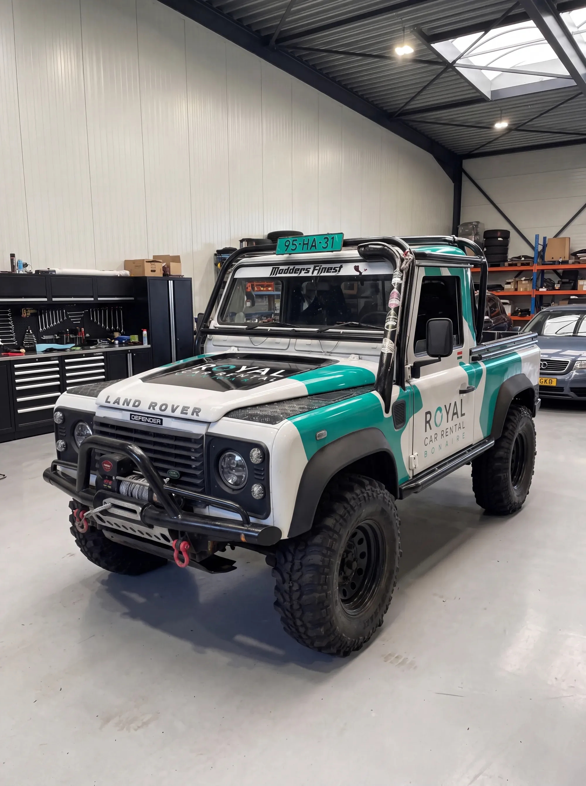 Een Land Rover Defender in Royal Car Rental Bonaire-uitvoering, klaargemaakt voor transport